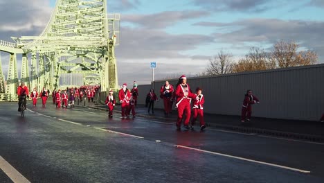 Cámara-Lenta-Caridad-Callejera-Santa-Dash-Divertido-Correr-A-Través-Del-Puente-Del-Jubileo-De-Plata-De-Runcorn