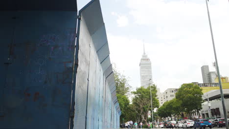 Vor-Dem-öffentlichen-Marsch-Und-Protest-Lokaler-Aktivisten-Werden-In-Mexiko-Stadt-Große-Barrieren-Und-Barrikaden-Mit-Graffiti-Errichtet