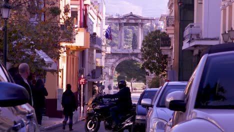 Autos-Durch-Die-Straßen-Von-Athen,-Griechenland,-Mit-Einem-Denkmalhintergrund