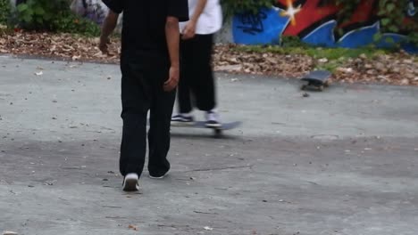 Niños-Practican-Skateboarding-En-Un-Edificio-Abandonado-En-Denpasar,-Bali,-25-De-Octubre-De-2021