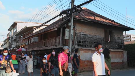 A-street-corner-at-the-Walking-Street-in-Chiang-Khan-with-people-taking-selfies,-Loei-in-Thailand