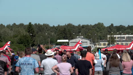 Multitud-De-Personas-Tomando-Videos-Del-Equipo-Acrobático-De-Flechas-Rojas-De-La-Fuerza-Aérea-Real-En-El-Suelo-En-Gdynia,-Polonia