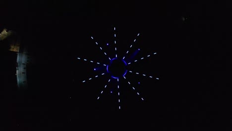 Luftabsteigende-Drohnenaufnahmen-Einer-Abstrakten,-Farbenfrohen-Stroboskopischen-Kreis-LED-Lichtshow-In-Einem-Brunnen-In-Bratislava,-Slowakei
