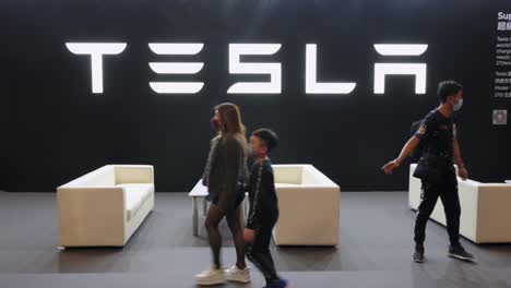 Besucher-Werden-Am-Stand-Des-Amerikanischen-Elektrounternehmens-Tesla-Motors-Während-Der-International-Motor-Expo-Gesehen,-Auf-Der-EV-Elektroautos-In-Hongkong-Vorgestellt-Werden