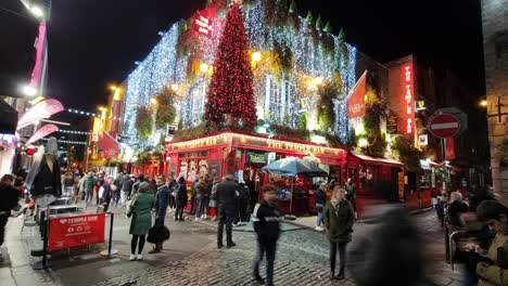 Dublin,-Die-Temple-Bar-Im-Hyperlapse-Mit-Weihnachtsbeleuchtung-Und-Menschen,-November,-Dezember
