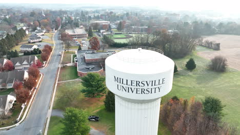 La-órbita-Aérea-De-La-Torre-De-Agua-De-La-Universidad-De-Millersville