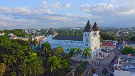 Vuelo-De-Drones-Hacia-La-Catedral-De-Santiago-Apostol,-Republica-Dominicana