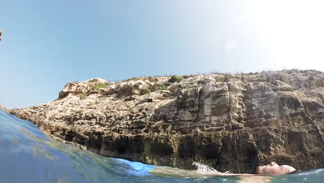 Zurückschweben-Im-Türkisfarbenen-Wasser-Der-Insel-Malta
