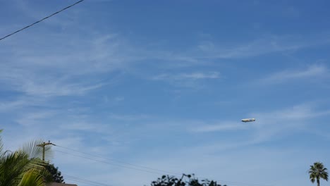 Das-Goodyear-Luftschiff-überquert-Den-Klaren-Blauen-Himmel-Kaliforniens-–-Zeitraffer