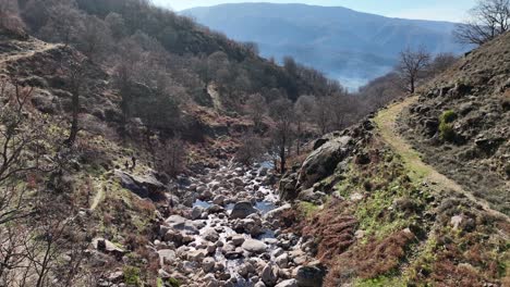 Vista-Sin-Aliento-Del-Caudal-Del-Río-En-El-Valle-Del-Jerte,-España