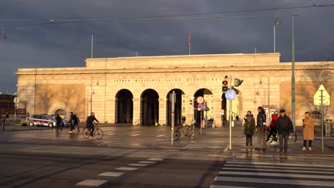 Sunset-scenery-at-Heldenplatz-Gate-in-Vienna,-Austria