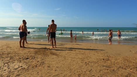 Eine-Gruppe-Von-Freunden-Hat-Spaß-Beim-Beachsoccer-Am-Strand-Von-Punta-Penna-In-Den-Abruzzen,-Italien
