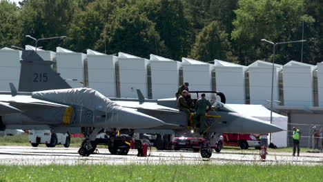 Saab-Jas-39-Gripen-Kampfflugzeuge-Und-Piloten-Auf-Dem-Flugplatz-Während-Der-Lotos-Gdynia-Aerobaltic-Airshow-2021-In-Polen