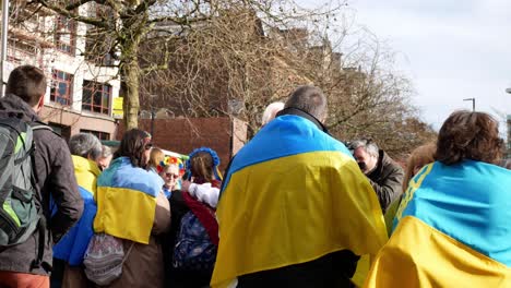 Gruppe-Von-Menschen,-Die-Sich-Bei-Ukrainischen-Anti-Kriegs-Protestaktivisten-Auf-Der-Manchester-City-Street-Treffen