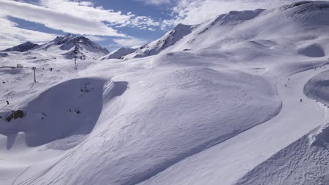 Drohnenaufnahmen-Von-Skifahrern-In-Einer-Wunderschönen-Bergszene,-Frankreich-–-Dolly-Im-Bild-–-Aufgenommen-In-Tignes-Und-Val-D&#39;Isère