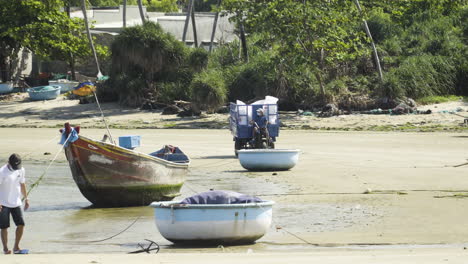 Barcos-De-Pescadores-Locales-Hechos-De-Bañeras-De-Plástico-En-La-Costa-Arenosa-De-Vietnam