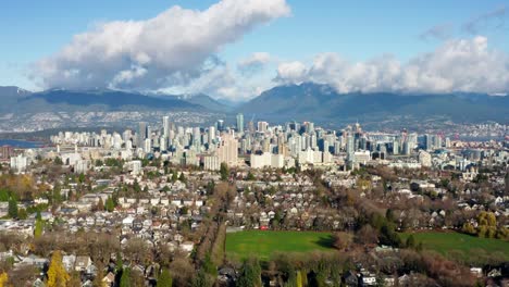 Skyline-Der-Innenstadt-Von-Vancouver,-Yaletown-Und-North-Shore-Mountains-Aus-Dem-Viertel-South-Cambie-In-Kanada