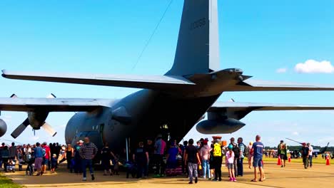 Airshow-Transportflugzeug-Die-Hinteren-Frachttüren-Des-Pegasus-öffnen-Sich-Für-Zuschauer,-Während-Sie-An-Einem-Heißen-Sommertag-Am-Flughafen-Villeneuve-In-Alberta-In-Der-Schlange-Stehen