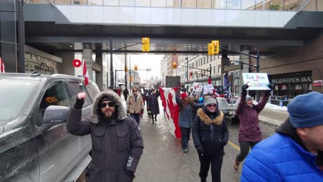 Familien-Von-Lastwagenfahrern-Protestieren-Gegen-Die-Impfpflicht-In-Ottawa,-Ontario,-Kanada