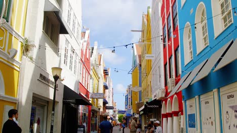 Colorful-shopping-district-with-Dutch-style-buildings-in-Punda,-Willemstad,-on-the-Caribbean-island-of-Curacao