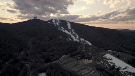 Empuje-Aéreo-Hacia-La-Estación-De-Esquí-De-Sugar-Mountain-Al-Atardecer