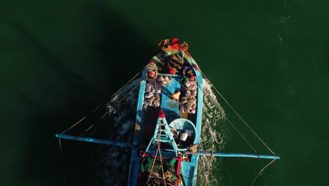 Eine-Vertikale-Aufnahme-Eines-Fischerbootes,-Das-Durch-Das-Meer-In-Vietnam-Segelt