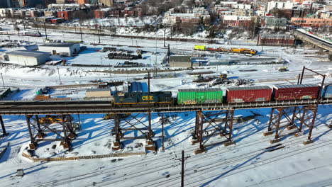 Locomotora-De-Motor-De-Tren-Diesel-Csx-Tira-De-Vagones-De-Carga-De-Ferrocarril-En-La-Vía