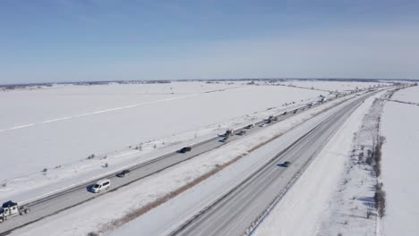 Luftaufnahmen-Des-überfüllten-Highway-417-Vom-Freiheitskonvoi-2022-Auf-Dem-Weg-Nach-Ottawa,-Ontario