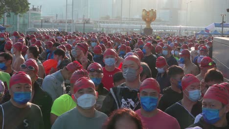Más-De-1.500-Participantes-Con-Máscaras-Faciales-Esperan-En-La-Línea-De-Salida-Durante-La-Competencia-Anual-De-Natación-Cross-harbour-New-World-Harbour-Race-En-Hong-Kong