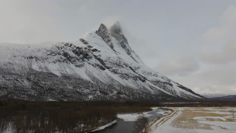 Flug-über-Den-Wald-Und-Den-Fluss-In-Richtung-Des-Schneebedeckten-Berggipfels-Otertinden-Im-Norden-Norwegens