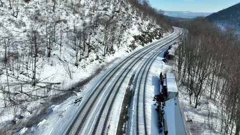 Waggons-Entgleisen-Im-Winterlichen-Eis--Und-Schneesturm