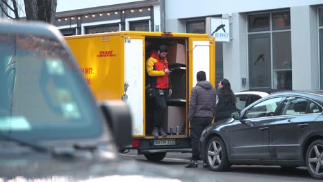 Menschen-Erhalten-Pakete-Aus-Dem-Lieferwagen-In-München