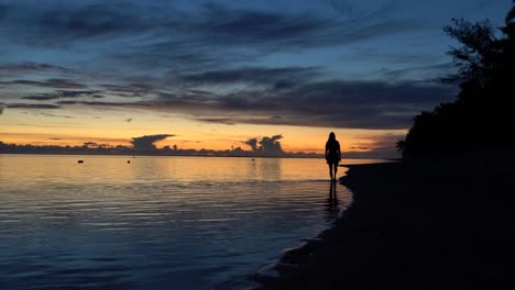 Wunderschöner-Sonnenuntergang-Am-Südufer-Der-Insel-Rarotonga-Mit-Einem-Mädchen-Barfuß-In-Der-Lagune