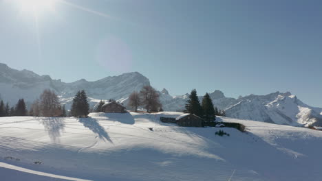 Drohne-Fliegt-Auf-Hütten-In-Einer-Wunderschönen-Schneebedeckten-Landschaft-Zu