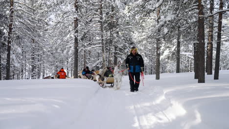 Gente-En-Una-Actividad-De-Paseo-En-Renos-En-Muonio,-Finlandia-Cerca-De-Laponia-Durante-La-Temporada-De-Invierno