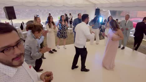 Menschen,-Die-Feiern-Und-Tanzen-Bei-Einem-Hochzeitstaufempfang-In-Mexiko,-Lateinamerika