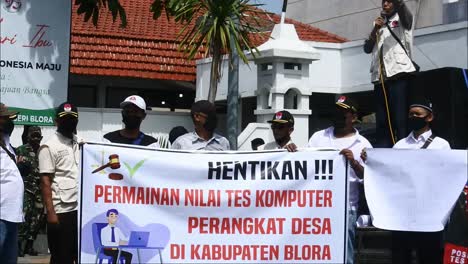 Manifestación-Contra-El-Nombramiento-De-Funcionarios-De-La-Aldea-Que-Se-Consideran-Llenos-De-Fraude-Frente-A-La-Oficina-Del-Fiscal-Del-Estado-De-Blora-Central-Java-Indonesia,-4-De-Enero-De-2022