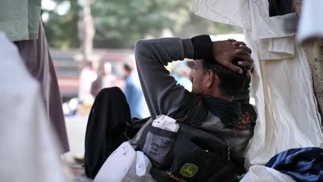 Hombre-De-Ventas-Con-Sombrero-De-Vestir-Casual-Vendiendo-En-Saddar-Bazar-Karachi,-Pakistán