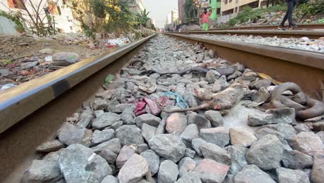 La-Gente-Que-Camina-En-Las-Vías-Del-Tren-Y-La-Vista-Panorámica-Revela-Escombros-Y-Roedores-Muertos