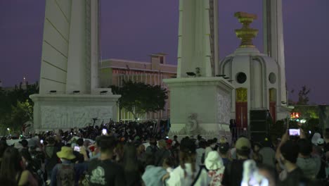 Multitud-De-Manifestantes-Antigubernamentales-En-Tailandia-Cargando-Contra-El-Monumento-A-La-Democracia-En-Bangkok,-Festival-De-La-Mafia