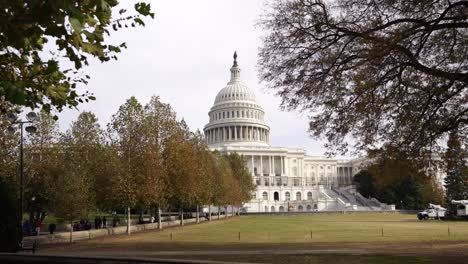 White-Capitol-building-in-Washington-DC,-moving-towards