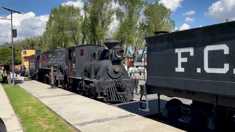 Blick-Auf-Den-Alten-Zug,-Der-Am-Bahnhof-Puebla-In-Mexiko-Geparkt-Ist