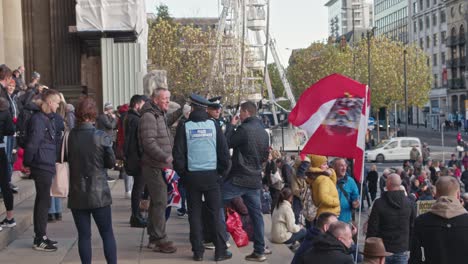 Eine-Gruppe-Von-Aktivisten-Unterhielt-Sich-Während-Einer-Protestaktion-über-Die-Arbeitsbedingungen-Des-NHS-Im-Stadtzentrum-Von-Leeds-Mit-Polizeibeamten