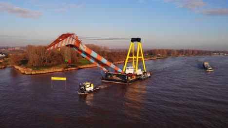 Remolcador-Tirando-De-Hebo-Lift-9-Gran-Grúa-Flotante-A-Lo-Largo-De-Oude-Maas