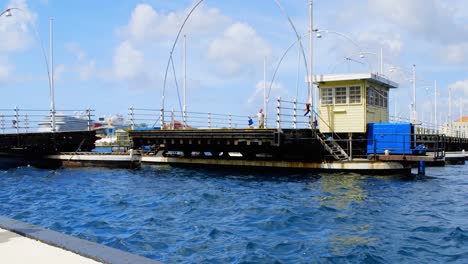 Puente-De-La-Reina-Emma-Girando-Lentamente-Cerrado-Sobre-La-Bahía-De-Santa-Anna-En-Willemstad-En-La-Isla-Caribeña-De-Curacao