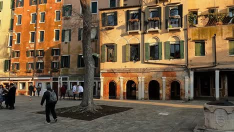 La-Gente-Camina-En-La-Plaza-Principal-Del-Gueto-Veneciano-O-Campo-Del-Ghetto-Nuovo-En-El-Barrio-Judío-De-Cannaregio-En-Venecia,-Italia