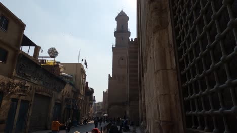 Gente-Paseando-Por-Las-Encantadoras-Calles-Del-Cairo-Islámico,-El-Cairo,-Egipto