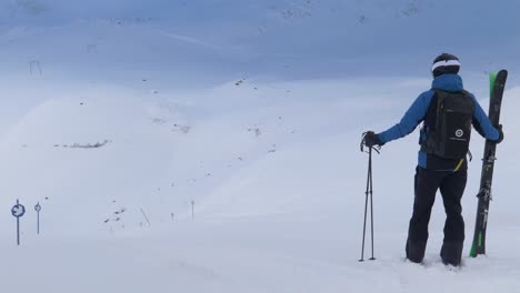 Slalom-Skifahrer-Steht-Auf-Einem-Hang-Und-Bereitet-Sich-Auf-Den-Abfahrtslauf-Vor