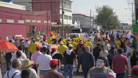 Multitudes-Marchan-En-La-Ciudad-Para-Protestar-Contra-Las-Políticas-Del-Actual-Presidente-Nayib-Bukele---Cámara-Lenta
