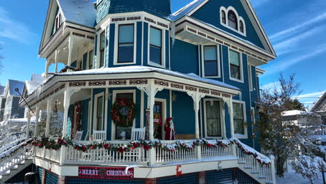 Judson-Bennett-House-decorated-for-Christmas-in-winter-snow